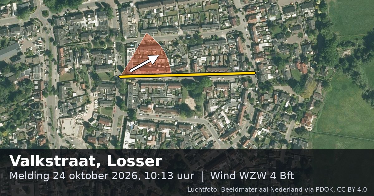 Luchtfoto van de Valkstraat in Losser, met de straat gemarkeerd en een pijl in de windrichting