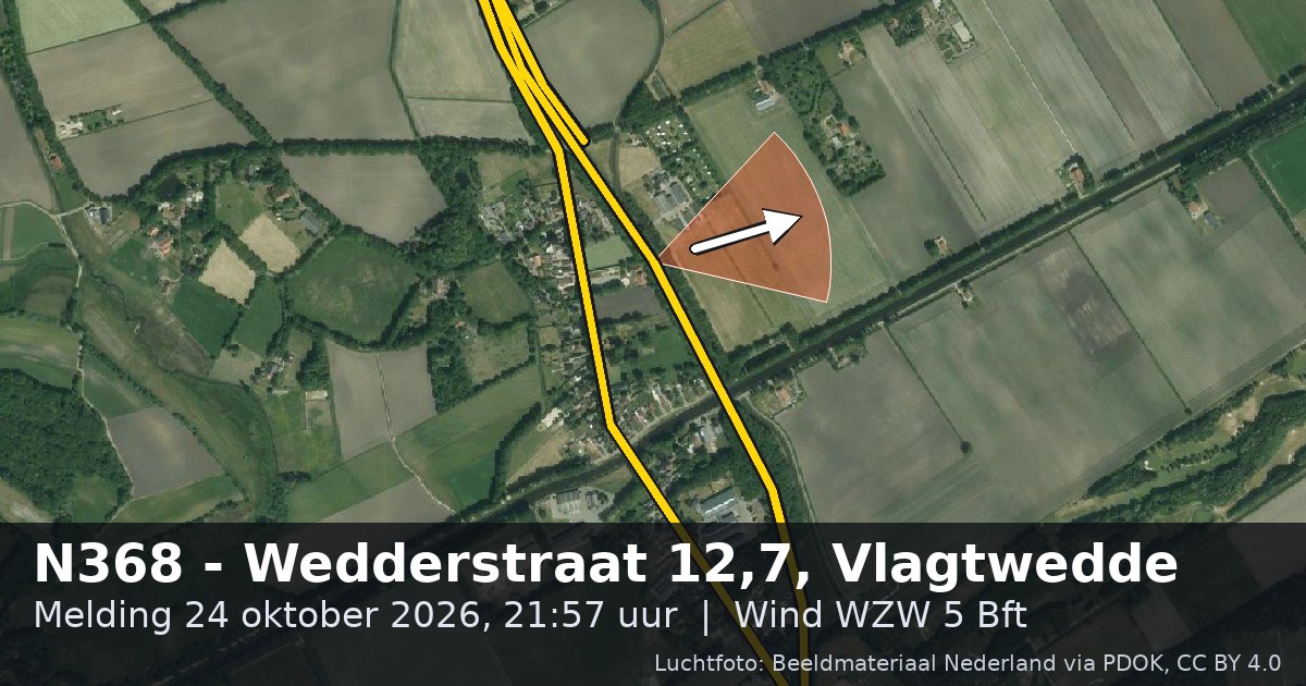 Luchtfoto van de N368 - Wedderstraat 12,7 in Vlagtwedde, met de straat gemarkeerd en een pijl in de windrichting