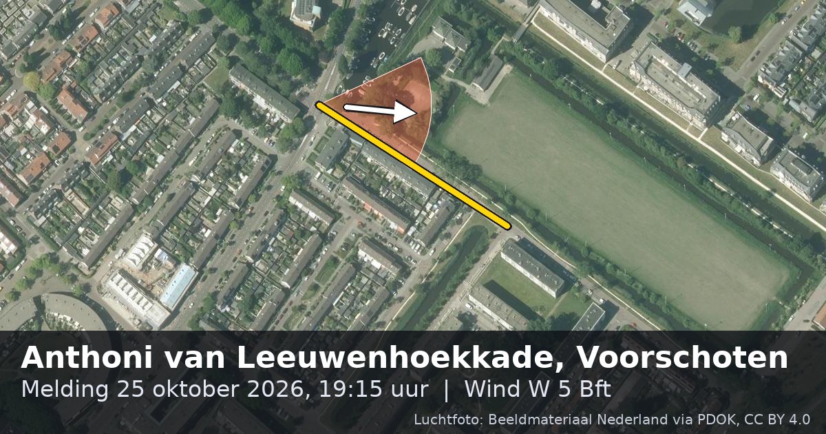 Luchtfoto van de Anthoni van Leeuwenhoekkade in Voorschoten, met de straat gemarkeerd en een pijl in de windrichting