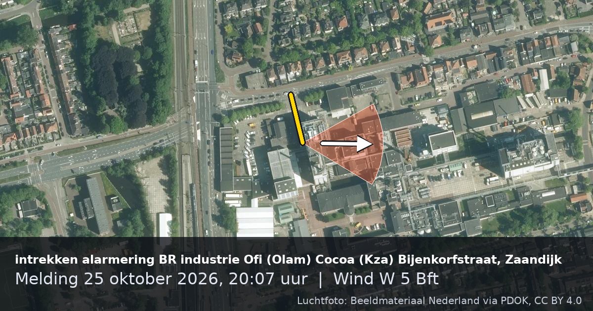 Luchtfoto van de intrekken alarmering BR industrie Ofi (Olam) Cocoa (Kza) Bijenkorfstraat in Zaandijk, met de straat gemarkeerd en een pijl in de windrichting