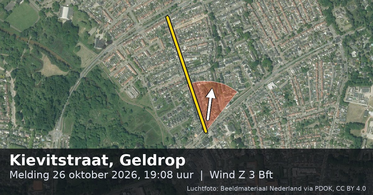Luchtfoto van de Kievitstraat in Geldrop, met de straat gemarkeerd en een pijl in de windrichting